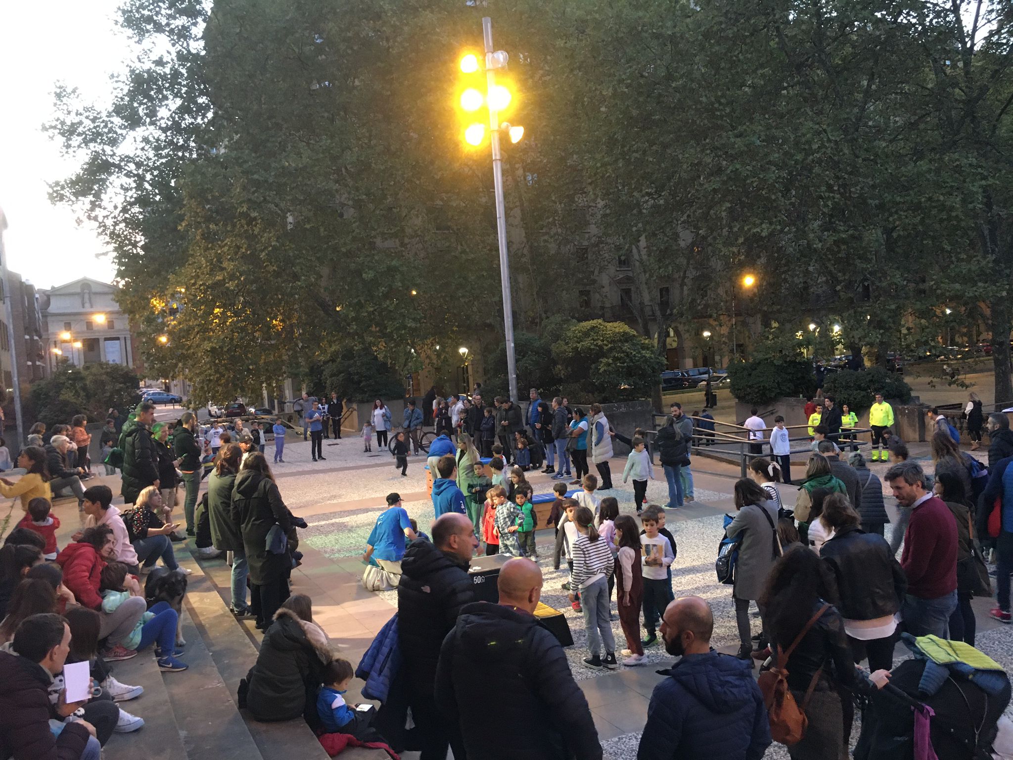 &Eacute;xito de ambiente y p&uacute;blico en el taller pr&aacute;ctico de Parkour celebrado en la Plaza de la Libertad de Pamplona
